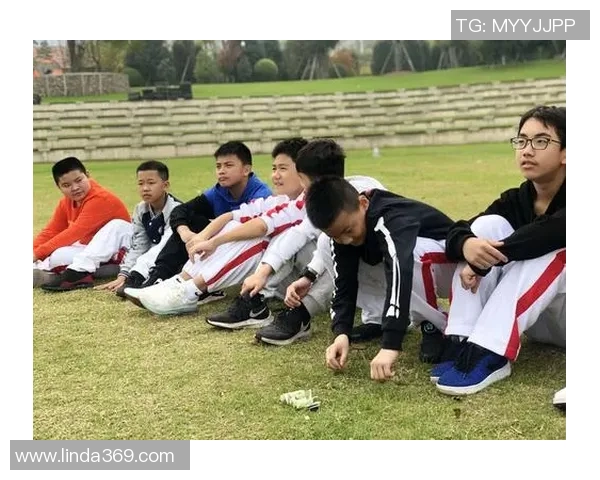 足球巨星与小球童并肩同行见证梦想启航的感人时刻