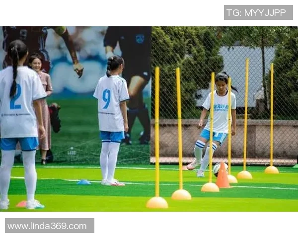 足球巨星子女现身球场观赛引发热议父子情深备受关注