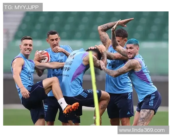 足球球星意外撞击对手引发场上冲突争议 双方互相推搡险酿大规模混战