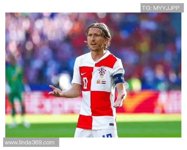 足球赛场上踢爆对方球门的超级球星精彩瞬间再现